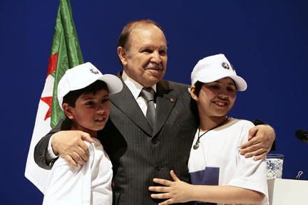 Le président-candidat, Abdelaziz Bouteflika (C) avec ses neveux lors de la campagne électorale, le 6 avril 2009. (Photo : Reuters)