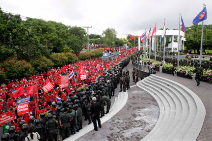 Les « chemises rouges » réclament le départ du Premier ministre Abhisit Vejjajiva et la tenue d'élections anticipées.(Photo : Reuters)