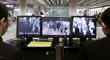 Des écrans de contrôle montrent la chaleur du corps des passagers susceptibles d'être malades alors qu'ils entrent à l'aéroport de Hong Kong, le 27 avril 2009.(Photo : Reuters)