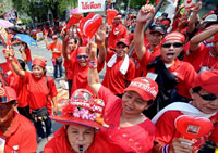 Les « chemises rouges » se rassemblent autour du siège du gouvernement à Bangkok pour manifester contre le gouvernement.(Photo : AFP)