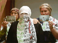 Mères des disparus algériens, brandissant les photos de leurs enfants.( Photo : Blog/Algerie_Politique )