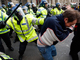 Des milliers de manifestants ont dénoncé le capitalisme sauvage dans les rues de Londres ce mercredi, pour l'ouverture du G20. Plusieurs dizaines de personnes ont été arrêtées et un manifestant est mort dans des circonstances non encore élucidées.( Photo : Andrew Winning / Reuters )