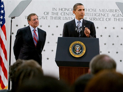 Discours du président américain Barack Obama, aux côtés de Leon Panetta, directeur de la CIA, lors de sa visite au siège de l'organisation, à Langley en Virginie, le 20 avril 2009.( Photo : Saul Loeb/AFP )