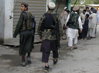 Des talibans armés dans le district de Buner à 100 km au nord-ouest de la capitale Islamabad le 23 avril 2009.(Photo : Reuters)