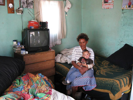 Sheila Harrison, chez elle, avec Jason, 16 mois, l'enfant dont elle s'occupe.(Photo : Sarah Tisseyre / RFI)