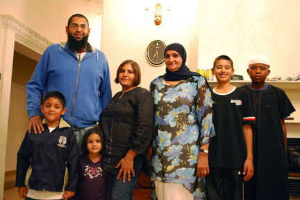 Chez les parents d'Asma. A droite, Michael, le fils de l'employée de maison, converti à l'Islam.(Photo : Sarah Tisseyre / RFI)
