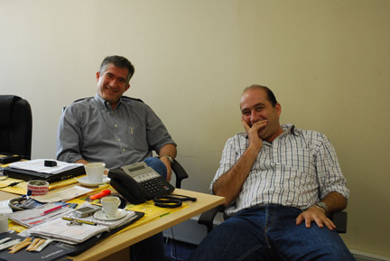 Les patrons, Mickael et John Statheros.(Photo : Sarah Tisseyre / RFI)