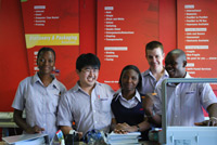 Une partie de l'équipe de Postnet à Rosebank. De gauche à droite : Lolo, Alan, Felicity, Donovan et Dave.(Photo : Sarah Tisseyre / RFI)
