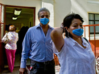 Au Mexique, la population se protège du virus de la grippe avec des masques.( Photo : Luis Acosta / AFP )