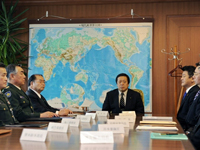 Réunion de crise du cabinet du ministre japonais de la Défense Yasukazu Hamada (C) après le lancement de l'engin nord-coréen( Photo : Kazuhiro Nogi / AFP )