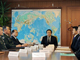 Réunion de crise du cabinet du ministre japonais de la Défense Yasukazu Hamada (C) après le lancement de l'engin nord-coréen      ( Photo : Kazuhiro Nogi / AFP )        