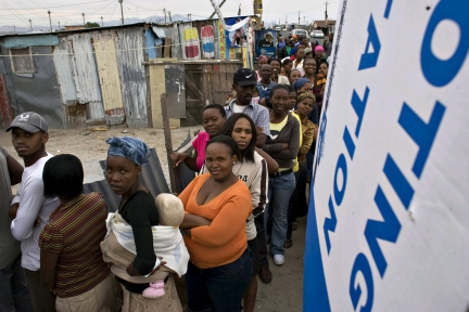 Une file d'attente devant le bureau de vote d'un township du Cap, le 22 avril 2009.(Photo : Finbarr O'Reilly/Reuters)