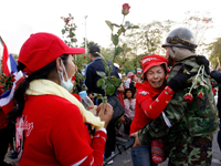 Une manifestante appelle à l'arrêt de la violence en distribuant des roses aux soldats le 13 avril 2009 à Bangkok.(Photo : Chaiwat Subprasom / Reuteurs )