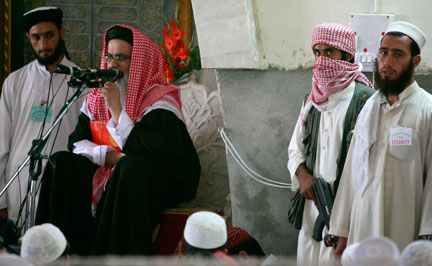 Prêche de l'imam Abdul Aziz (à gauche) à la mosquée Rouge d'Islamabad, le 17 avril 2009, à Islamabad.(Photo : Reuters)