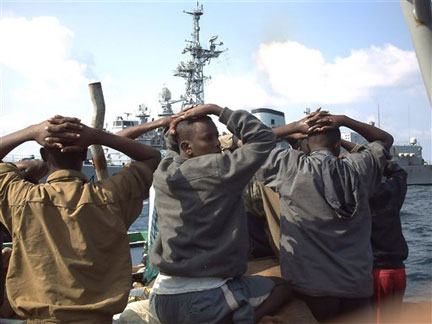 Les cinq Somaliens ont été arrêtés en pleine mer par un bateau de la marine danoise.(Source: ministère français de la Défense)