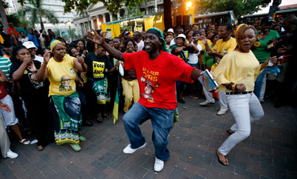Dans plusieurs villes du pays, la fête bat son plein. Ici à Durban, des milliers de partisans chantent et dansent dans les rues, le 24 avril 2009.(Photo : Reuters)