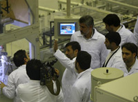 Le président iranien Mahmoud Ahmadinejad (c), lors de l'inauguration d'une usine de combustible nucléaire à Isfahan, le 9 avril 2009.(Photo : AFP)