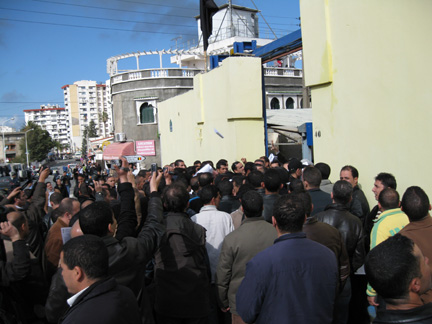 Des responsables du RCD empêchés de quitter le siège de leur parti par des policiers en civil, à Alger, le 4 avril 2009.(Photo : Marie-Pierre Olphand /RFI)