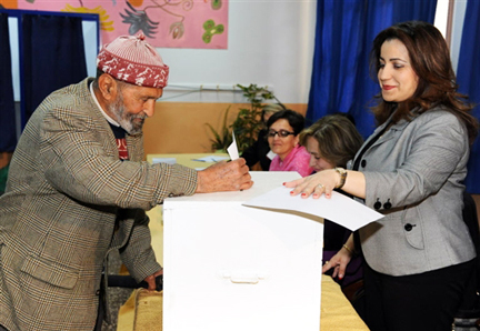 Dans un bureau de vote d'Alger, le 9 avril 2009. (Photo : AFP)