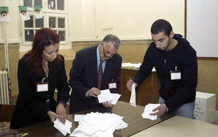 Dès la fermeture des bureaux de vote, le dépouillement des premiers bulletins a commencé, le 9 avril 2009, à Alger.(Photo : Reuters)