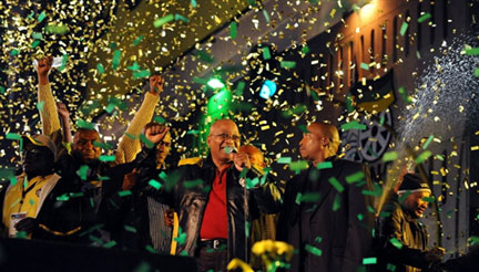 Jacob Zuma, chef de l'ANC (c) et ses partisans fêtaient déjà leur victoire, au siège du parti, le 23 avril 2009. (Photo : AFP)