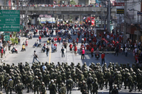 Face à face tendu entre l'armée et les manifestants antigouvernementaux, à Bangkok le 13&nbsp;avril 2009.(Photo : Reuters)