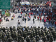 Face à face tendu entre l'armée et les manifestants antigouvernementaux, à Bangkok le 13&nbsp;avril 2009.(Photo : Reuters)