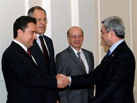 Dans le processus de normalisation des relations entre les deux pays, le ministre turc des Affaires étrangères Ali Babacan (g) avait rencontré le président arménien Serge Sarkissian (d) à Erevan, le 16 avril 2009.(Photo : AFP)