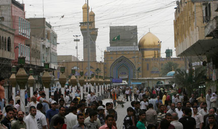De nombreux passants circulent devant le sanctuaire de l'imam Moussa al Kadhim après l'attentat meurtrier, le 24 avril 2009.(Photo : Reuters)