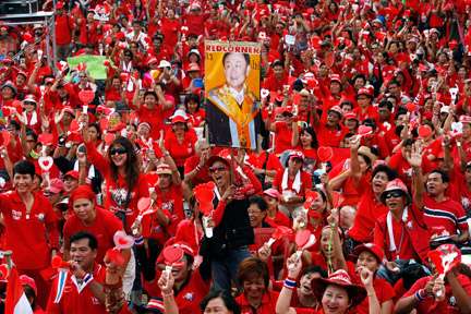 Une manifestation anti-gouvernementale devant la Maison du gouvernement, à Bangkok, le 10 avril 2009.(Photo : Reuters)