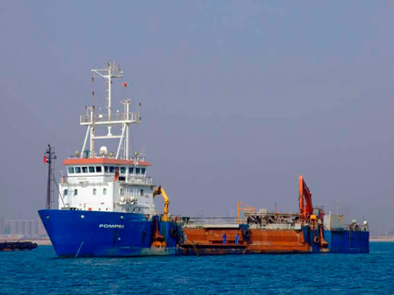 Photo non datée du bateau belge, le <i>Pompéi</i>, pris en otage par des pirates somaliens alors qu'il faisait route vers les Seychelles, le 18 avril 2009. (Photo : Reuters)