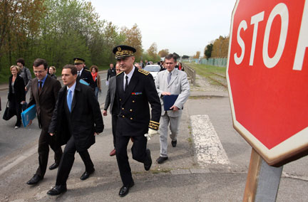 Le ministre français de l'Immigration, Éric Besson, lors de son arrivée aux abords de «&nbsp;la jungle », à Calais, ce jeudi 23 avril 2009.(Photo : AFP)