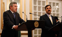 Le Premier ministre britannique Gordon Brown (gauche) et son homologue pakistanais Yousuf Raza Gilani, lors d'une conférence de presse commune à la résidence du Premier ministre à Islamabad, le 27 avril 2009.(Photo : Reuters)