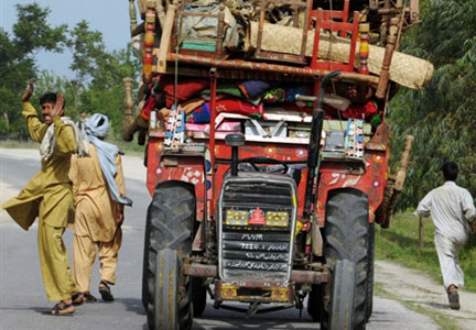 Des Pakistanais qui ont choisi de quitter Buner à cause des violences, le 23 avril 2009.(Photo : AFP)