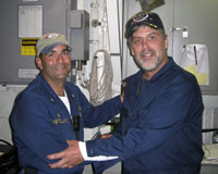 Le capitaine du <em>Maersk Alabama,</em> Richard Philips (d), avec le commandant Frank Castellano du <em>USS</em> <em>Bainbridge </em>après sa libération au large des côtes somaliennes, le 12 avril 2009.(Photo : Reuters)