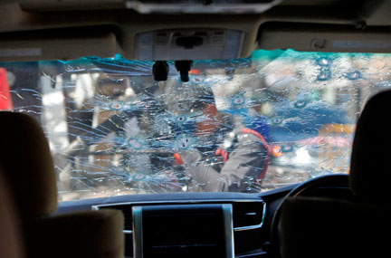 Le pare-brise de la voiture attaquée du chef des&nbsp; « <em>chemises jaunes »</em>, le 17 avril 2009.( Photo : Reuters )