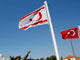 Les drapeaux de Chypre du Nord (gauche) et turc (droite) flottent au dessus du village de Riso Karpaso, dans la partie turque de Chypre.(Photo : Reuters)