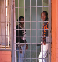 Flavie et Daniel derrière la grille d'entrée de leur appartement.(Photo : Sarah Tisseyre /RFI)