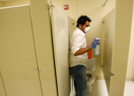 Désinfection de toilettes dans une école de Dallas, le 29 avril 2009.(Photo : Reuters)