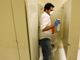 Désinfection de toilettes dans une école de Dallas, le 29 avril 2009.(Photo : Reuters)