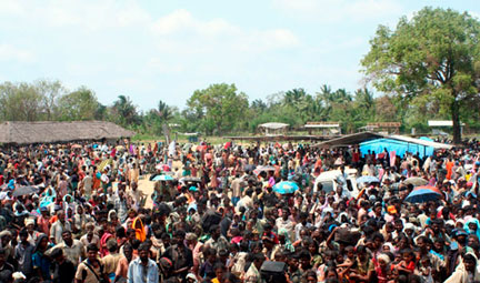 Quelques milliers de sri-lankais partis d'une zone sans combats controlée par les Tigres tamouls, dans un camp temporaire, au nord du pays, le 22 avril 2009. (Photo : Reuters)