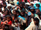 Quelques milliers de sri-lankais partis d'une zone sans combats controlée par les Tigres tamouls, dans un camp temporaire, au nord du pays, le 22 avril 2009. (Photo : Reuters)