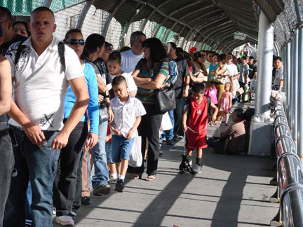 Des résidents américains et des touristes passent la frontière commune entre Ciudad Juárez au Mexique et El Paso située dans l'Etat du Texas, le 25 avril 2009.(Photo: Reuters)