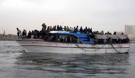 Arrivée au port de Tripoli d'une des quatre embarcations, avec des clandestins rescapés à bord, le 29 mars 2009.(Photo : Reuters)