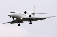 Le Falcon spécialement affrété par le gouvernement français pour rapatrier les quatre ex-otages du «&nbsp;Tanit&nbsp;» atterrit à Villacoublay, le 12&nbsp;avril 2009.(Photo : AFP)