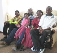 La famille Monzanga dans son salon. De gauche à droite : Ian, 15 ans, Claude Monzanga, le père, Rachel, 5 ans, Pascaline, dite Passy, la mère et Fortune, 17 ans.(Photo : Sarah Tisseyre / RFI)