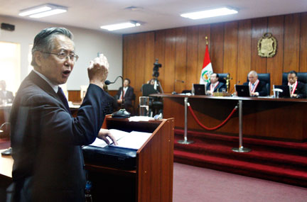Alberto Fujimori devant ses juges, le 3 avril 2009 à Lima.(Photo : Reuters)