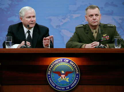 Le secrétaire américain à la Défense, Robert Gates (à gauche), et le vice-président de l'état-major interarmées américain, le général James Cartwright, lors d'une conférence de presse présentant le budget de la Défense, le 6 avril 2009 au Pentagone.(Photo : Reuters)
