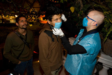 Devant certains bars de la capitale mexicaine, du personnel soignant s'assure de la bonne santé des clients, le 25 avril 2009.(Photo : Reuters)