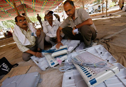 Des responsables vérifient les machines de vote électronique après les avoir récupérées d'un centre de distribution à Varanasi, dans l'Uttar Pradesh, un Etat du nord de l'Inde, le 15 avril 2009.(Photo : Reuters)